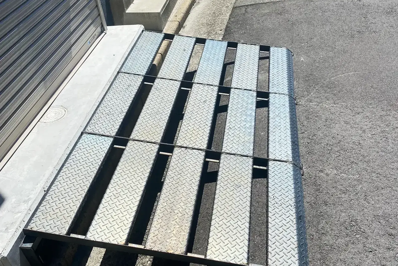 小さな段差のスロープを製作しました。